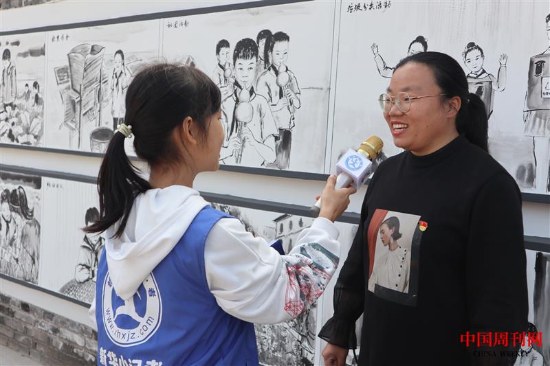 新華小記者鄧鑰涵采訪王宅小學(xué)李萍如副校長(zhǎng).jpg