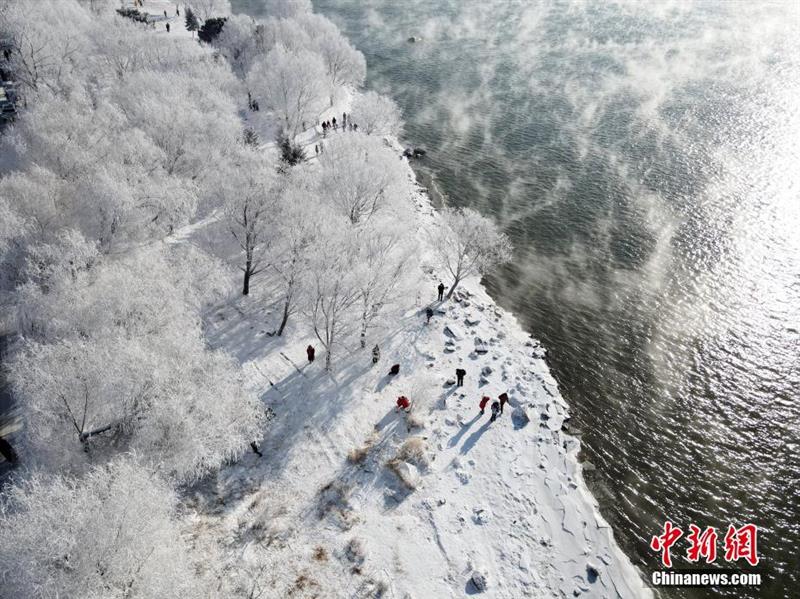 航拍松花江岸霧?。河駱洵傊Κq若仙境