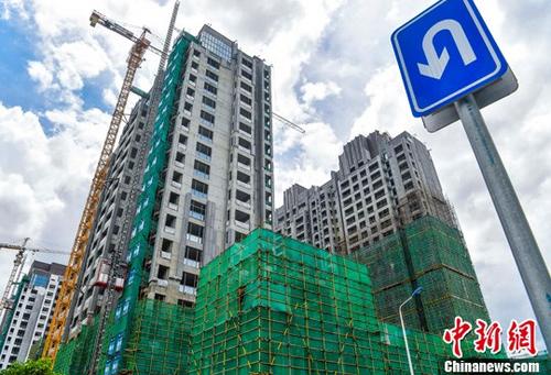6月21日，?？趪?guó)興大道附近的在建商品房項(xiàng)目。海南省出臺(tái)全省范圍限購政策已逾兩個(gè)月，隨著調(diào)控政策監(jiān)管不斷趨嚴(yán)，該省年初商品房銷售異?；鸨膭?shì)頭趨緩，市場(chǎng)開始降溫。據(jù)海南省統(tǒng)計(jì)局發(fā)布的1-5月房地產(chǎn)運(yùn)行情況，