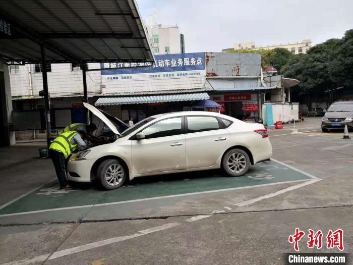 資料圖：工作人員對車輛進(jìn)行檢驗?！￡惽锵?攝