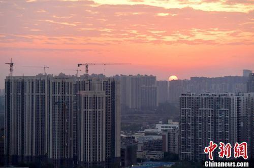 資料圖：成都城區(qū)一角，太陽(yáng)正從東方升起。<a target='_blank' href='http://www.chinanews.com/'>中新社</a>記者 劉忠俊 攝