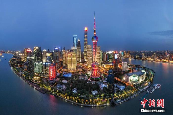 2021年，中國共產(chǎn)黨迎來百年華誕。一百年前，上海興業(yè)路（1943年前稱望志路）76號曾是中共一大代表李漢俊的家，1921年7月23日，中國共產(chǎn)黨第一次全國代表大會在這里正式召開，肩負(fù)改變中國命運的中國共產(chǎn)黨宣告誕生。一百年后的今天，上海已成為現(xiàn)代化的國際大都市，正在發(fā)展成為國際經(jīng)濟、金融、貿(mào)易和航運中心。2018年，全球第一個以“進(jìn)口”為主題的大型國家級展會——中國國際進(jìn)口博覽會在上海召開，全球展商共襄盛舉。2020年，而立之年的浦東新區(qū)已發(fā)展為國際金融城，風(fēng)華正茂，以眾志成城的魄力和不斷創(chuàng)新的實力展示著新時代的中國速度。圖為2020年，航拍上海浦東陸家嘴夜景，燈火輝煌美不勝收。（無人機...
