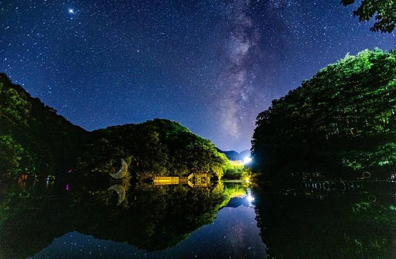 如夢似幻！洛陽白云山星空絕美 銀河橫跨天際