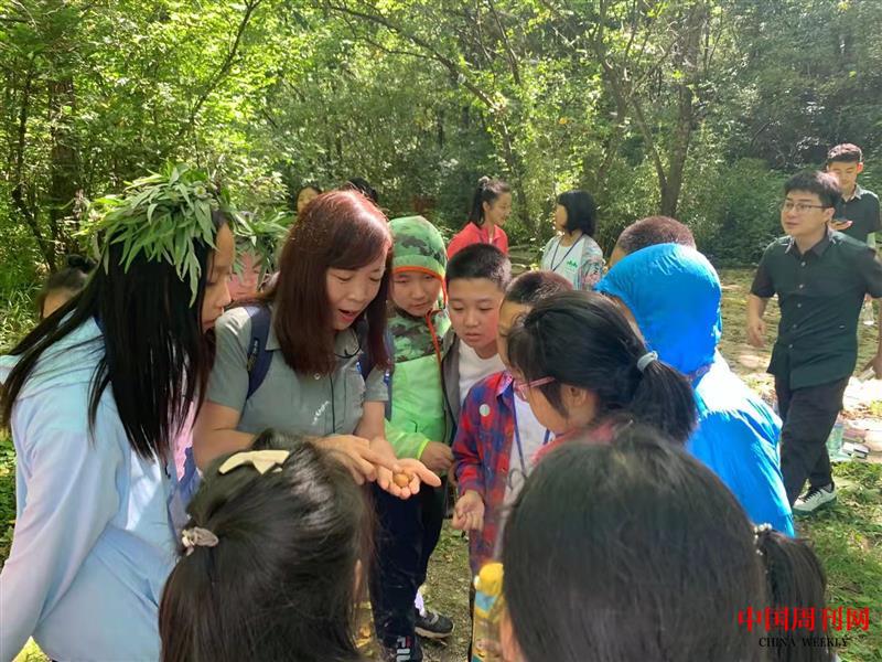 曹梅梅帶著孩子們一起走進(jìn)大自然，開展保護(hù)野生動(dòng)植物的主題授課。（郭朋勃 拍攝）.jpg
