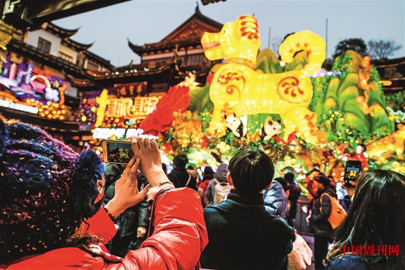 攝圖網(wǎng)_500820593_上海城隍廟春節(jié)廟會里拍照的人（企業(yè)商用）.jpg
