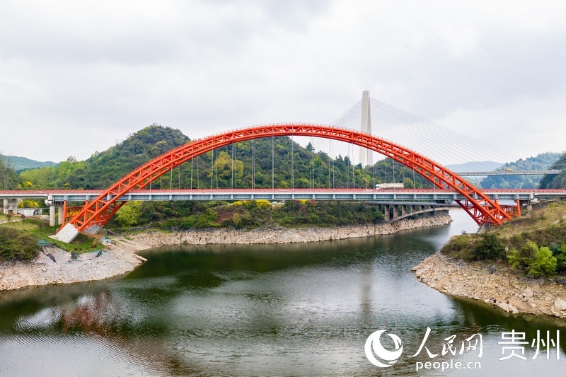 長(zhǎng)270米，主跨180米的花魚(yú)洞大橋。人民網(wǎng)記者 涂敏攝