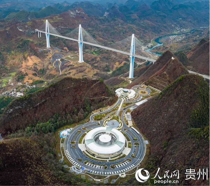平塘特大橋“天空之橋”服務(wù)區(qū)。人民網(wǎng)記者 涂敏攝