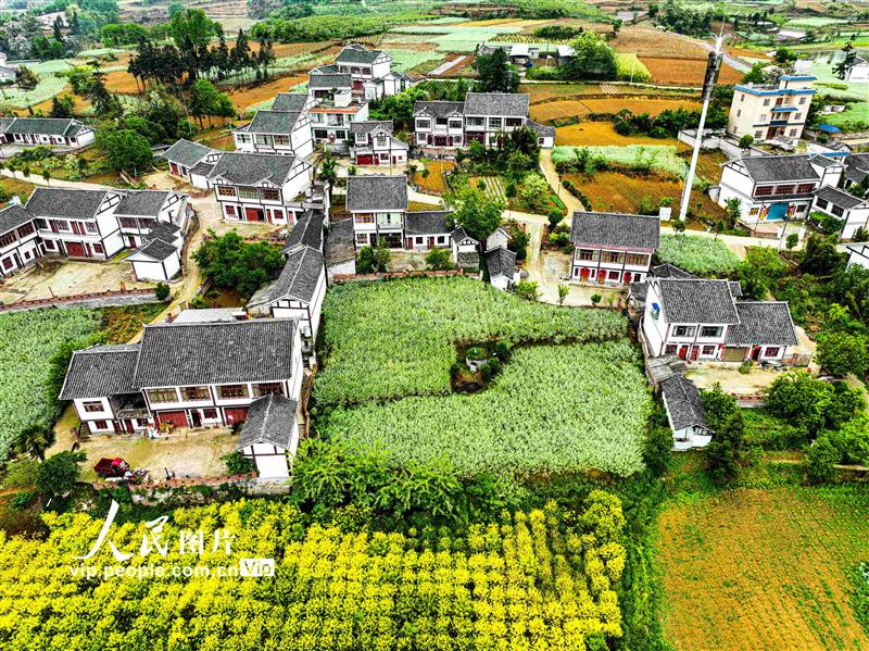 2023年4月23日，雨后航拍貴州省黔西市林泉鎮(zhèn)美麗鄉(xiāng)村示范點(diǎn)，青山、湖泊和干凈整潔的村莊構(gòu)成一幅綠色畫卷。