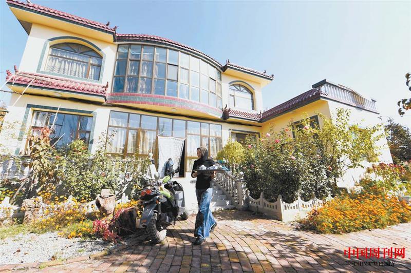 開牛肉面店致富返鄉(xiāng)后的譚明德、馬曉瑛夫婦不僅蓋起2層樓房，還開辦了一家農(nóng)家院.jpg