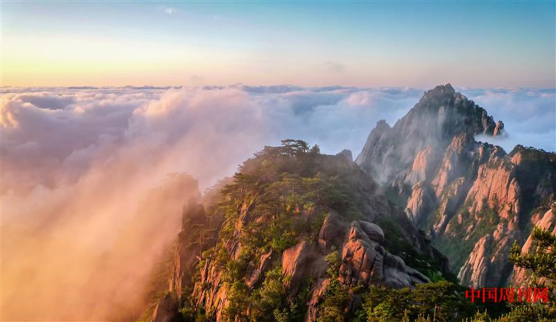 攝圖網(wǎng)_500577197_日出云海黃山風(fēng)光美景(企業(yè)商用).jpg