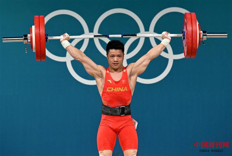 在巴黎奧運會舉重男子61公斤級比賽中，中國選手李發(fā)彬奪得金牌。圖片來源：央視新聞.jpg